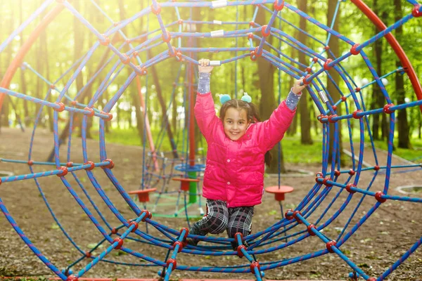 Gelukkig Klein Meisje Een Touw Park Hout Achtergrond — Stockfoto