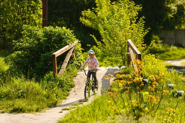 Niña Feliz Con Bicicleta — Foto de Stock