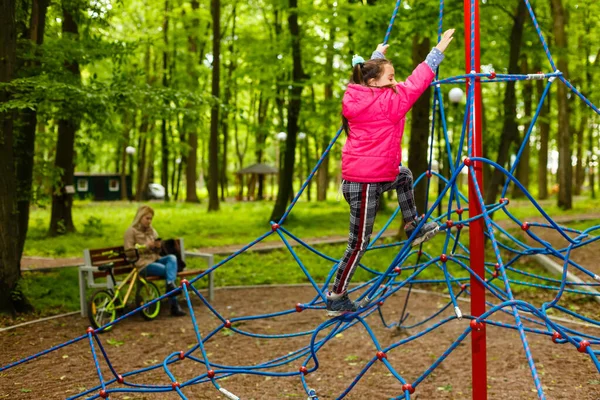 Schattig Klein Meisje Genieten Van Haar Tijd Klimmen Avonturenpark — Stockfoto