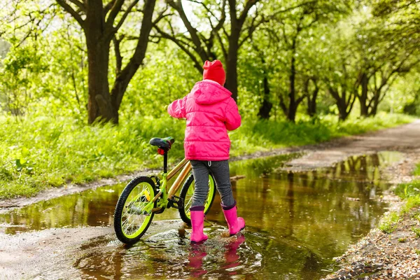 Niña Montar Bicicleta Charco Agua — Foto de Stock