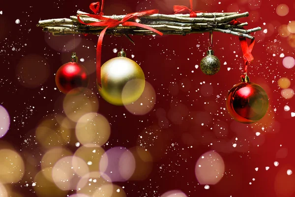 Zlaté Vánoční Pozadí Rozostřených Světel Zdobeným Stromem — Stock fotografie