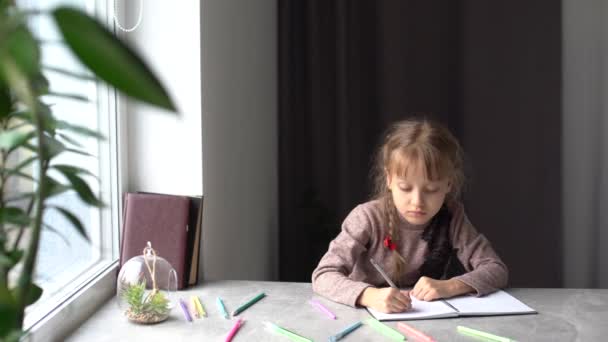 Petite Fille Fait Ses Devoirs Pour École Primaire — Video