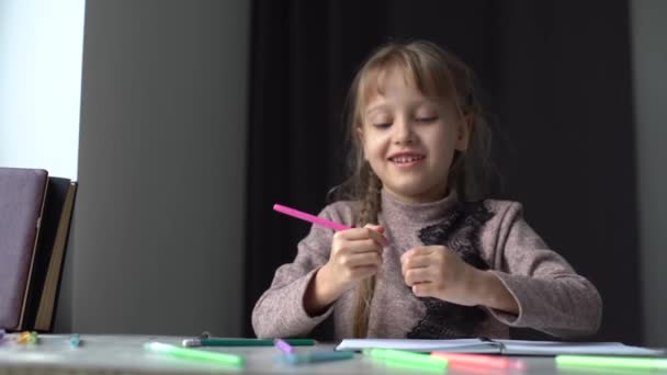 Niña Está Haciendo Tarea Para Escuela Primaria — Vídeo de stock