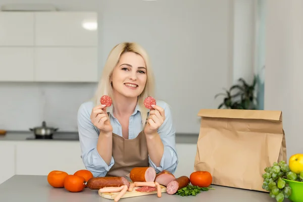Концепція Самоізоляції Жінка Розпаковує Паперовий Мішок Їжею Кухні Готова Карантину — стокове фото