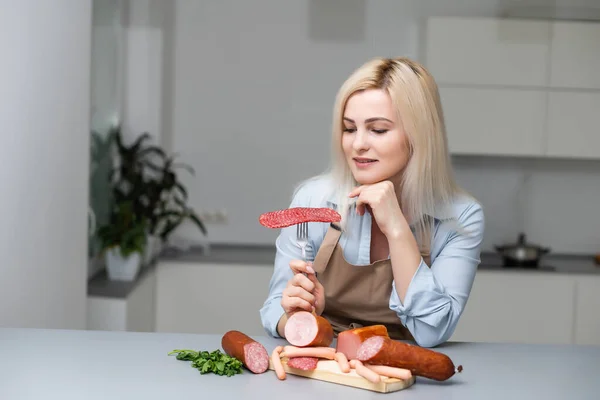 Jovem Mulher Atraente Segurando Uma Salsicha Garfo — Fotografia de Stock