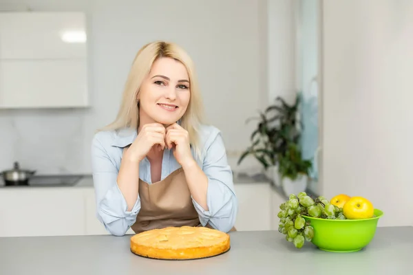 요리하는 여자가 파이를 — 스톡 사진