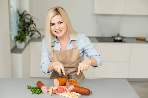 Kéz Closeup Vágja Szalámi Szelet Darab Asztalnál — Stock Fotó