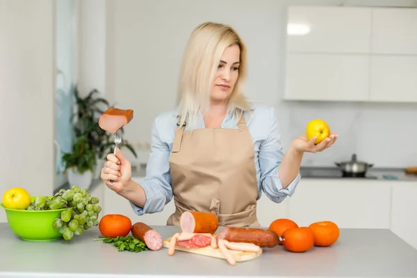 Vrouw Houdt Kiest Tussen Vlees Appel — Stockfoto