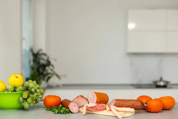 Composição Cortes Frios Tábua Madeira Com Diferentes Tipos Queijo — Fotografia de Stock