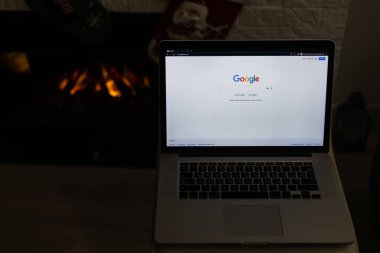 Kyiv, Ukrayna - 16 Kasım 2020: Bilgisayar ekranında Google web sitesi. Çevrimiçi bir perakende servisidir. Yüksek kalite fotoğraf