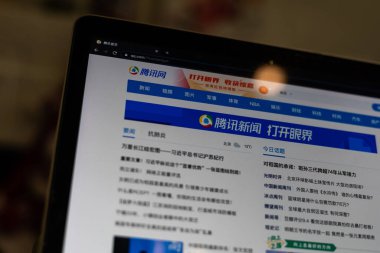 Kyiv, Ukrayna - 16 Kasım 2020: QQ.com Akıllı Alışveriş, Daha İyi Yaşayan İnternet sitesi tarayıcı ana sayfası. Yüksek kalite fotoğraf