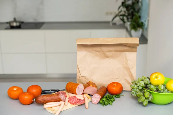 Conceito Auto Isolamento Mulher Desembalando Saco Papel Com Alimentos Cozinha — Fotografia de Stock