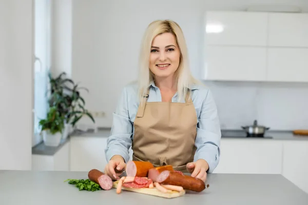 Jovem Mulher Atraente Segurando Uma Salsicha — Fotografia de Stock