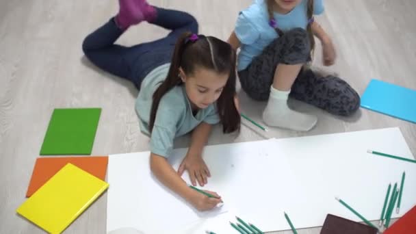 Dos Niñas Hermanas Yacen Suelo Casa Dibujan Con Lápices Colores — Vídeo de stock