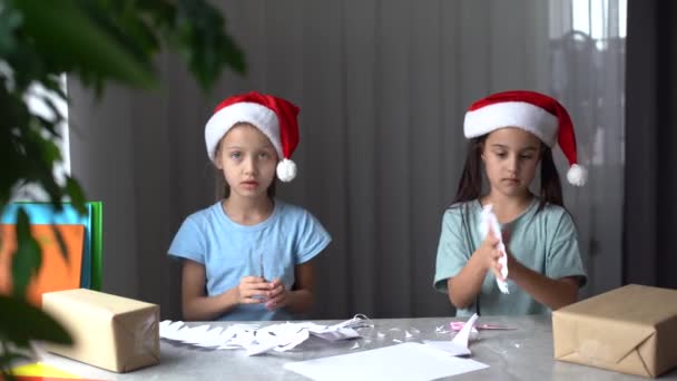 Deux Petites Filles Jouant Aux Chefs Avec Nourriture Table Maison — Video