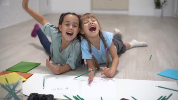 Duas Meninas Irmãs Jazem Chão Casa Desenhar Com Lápis Cor — Vídeo de Stock