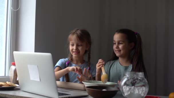 Dwie Siostry Dziewczynki Leżą Podłodze Domu Rysują Kolorowymi Ołówkami Papierze — Wideo stockowe