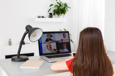 Evdeki çevrimiçi dersi sırasında ev ödevi matematik okuyan oldukça şık bir öğrenci karantina sırasındaki sosyal mesafeler, kişisel izolasyon, çevrimiçi eğitim konsepti, evde eğitim veren biri.