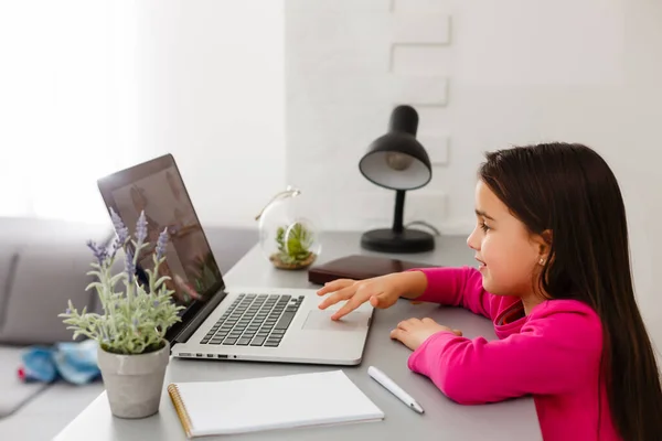 Klein Meisje Studeren Met Computer — Stockfoto