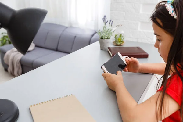 Bildung Schule Technik Und Internetkonzept Kleines Studentenmädchen Mit Smartphone Hause — Stockfoto