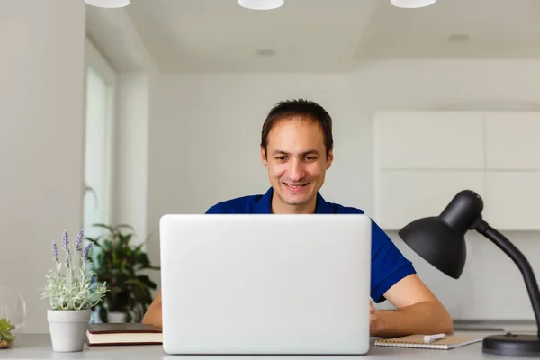 Feliz Joven Camiseta Sentado Casa Trabajando Ordenador Portátil Sonriendo —  Fotos de Stock