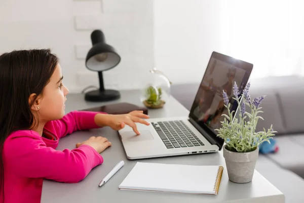 Lecciones Remotas Niño Sonríe Felizmente Obtiene Conocimiento Remotamente Niña Estudiar — Foto de Stock