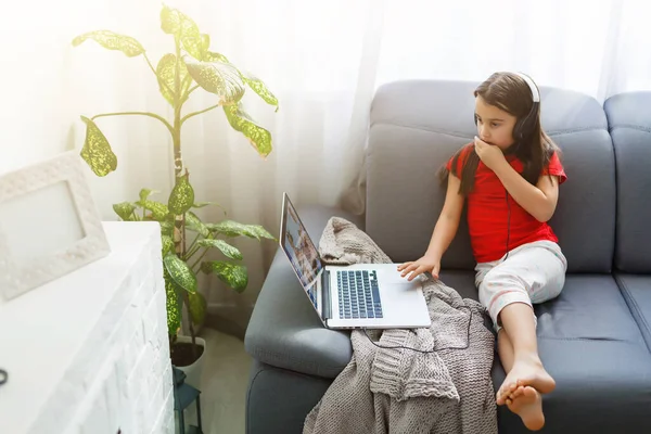 Klein Meisje Studeren Met Computer — Stockfoto