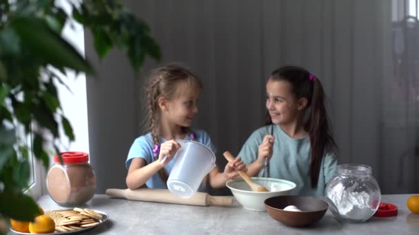 Dos Niñas Jugando Los Chefs Con Comida Mesa Casa — Vídeo de stock