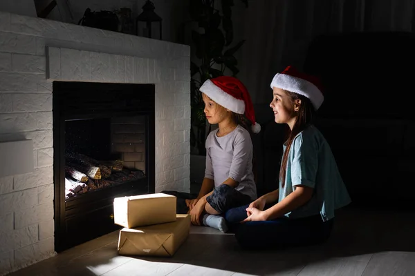 Zwei Kleine Mädchen Kamin Einem Gemütlichen Dunklen Wohnzimmer Heiligabend — Stockfoto