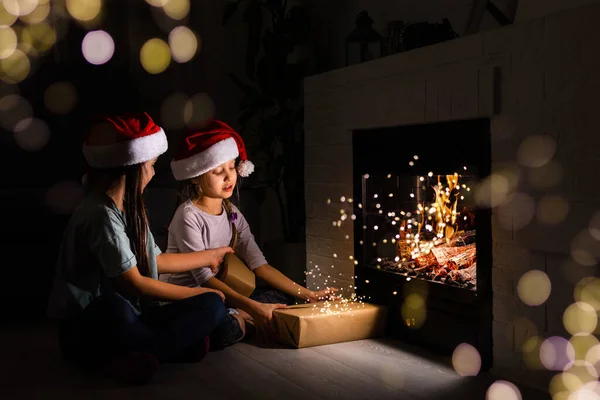 Noel Arifesinde Sıcak Karanlık Bir Oturma Odasında Şöminenin Yanında Oturan — Stok fotoğraf