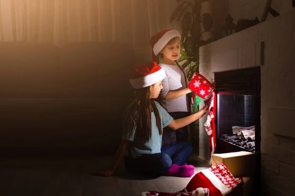 Маленькие Дети Открывают Подарки Рядом Камином Уютном Доме Празднуя Рождество — стоковое фото