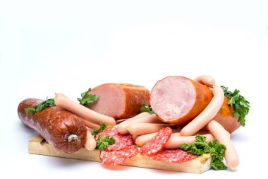 Et ve sosis. Beyazda izole edilmiş.