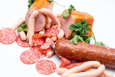 Et ve sosis. Beyazda izole edilmiş.