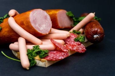 Ahşap panoda farklı peynirlerle yapılan salam kompozisyonu