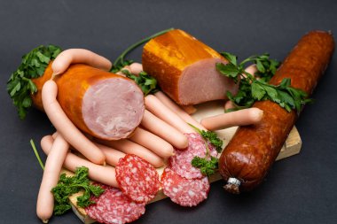 Ahşap panoda farklı peynirlerle yapılan salam kompozisyonu