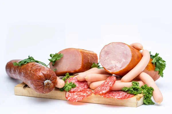 Et ve sosis. Beyazda izole edilmiş.