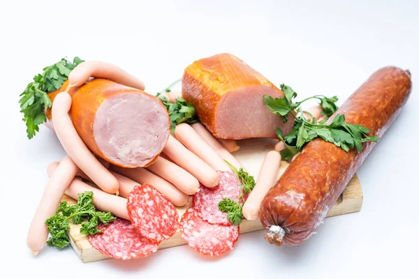 Et ve sosis. Beyazda izole edilmiş.