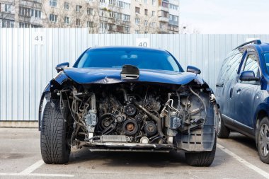 Arabanın ön tarafı yolda kazara hasar gördü. Bozuk araba