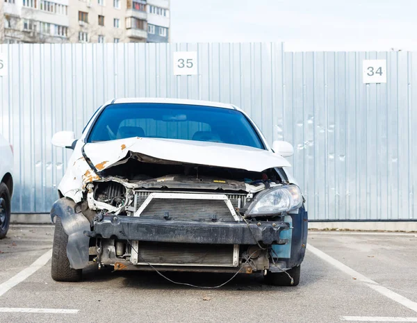 車のフロント道路上の事故で損傷を受ける 壊れた車 — ストック写真