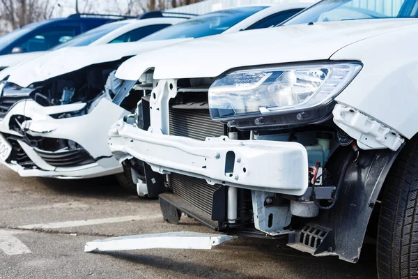 Передняя Часть Автомобиля Случайно Повреждена Дороге Разбитый Автомобиль — стоковое фото