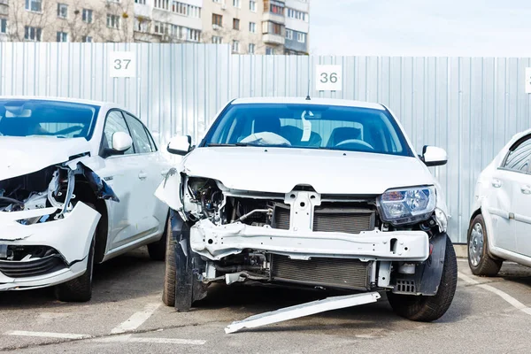 Przód Samochodu Ulega Uszkodzeniu Przez Przypadek Drodze Zepsuty Samochód — Zdjęcie stockowe