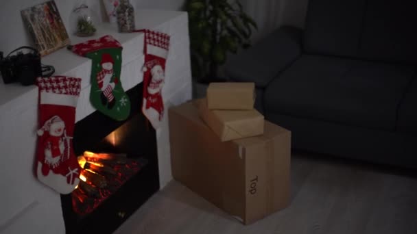 Boş Çoraplar Noel Arifesinde Şömineye Asıldı — Stok video