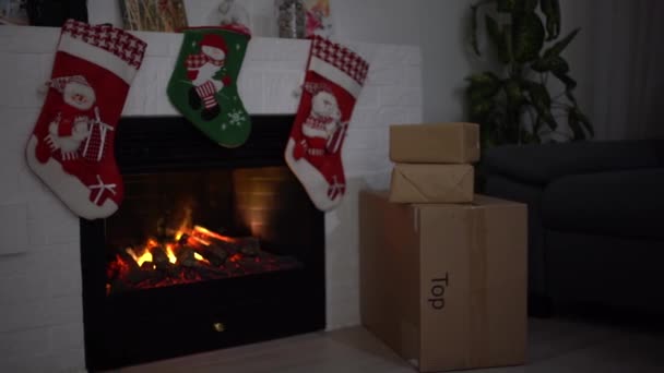 Medias Vacías Colgadas Chimenea Nochebuena — Vídeos de Stock