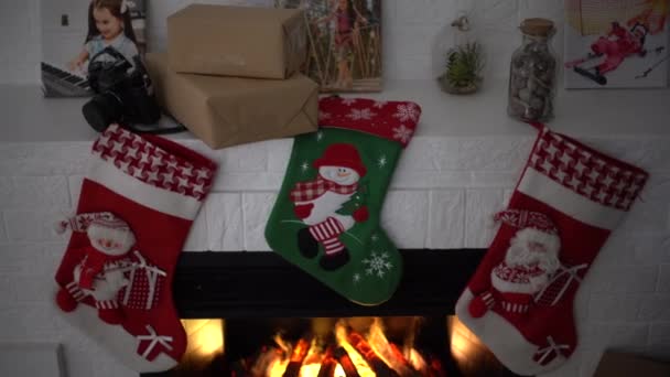 Κενές Κάλτσες Κρεμασμένες Στο Τζάκι Παραμονή Χριστουγέννων — Αρχείο Βίντεο