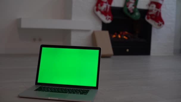 圣诞节期间在壁炉边的笔记本电脑屏幕 — 图库视频影像