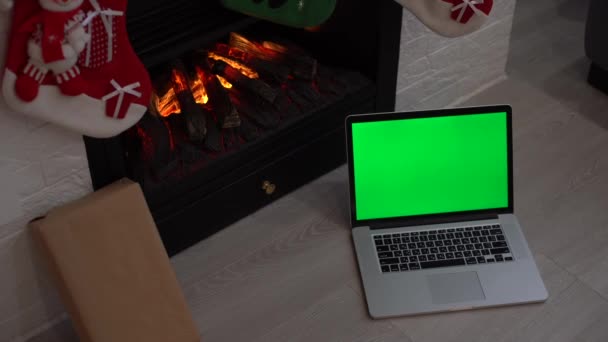 Laptop Bildschirm Kamin Zur Weihnachtszeit — Stockvideo