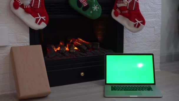 Pantalla Del Ordenador Portátil Cerca Chimenea Navidad — Vídeos de Stock