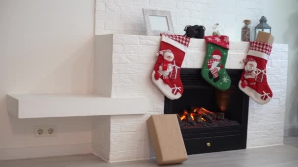 Noel Çorapları Içinde Hediyeler Şöminenin Üstünde — Stok video