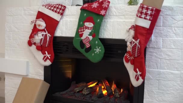 Geschenke Weihnachtssocken Auf Dem Kamin — Stockvideo