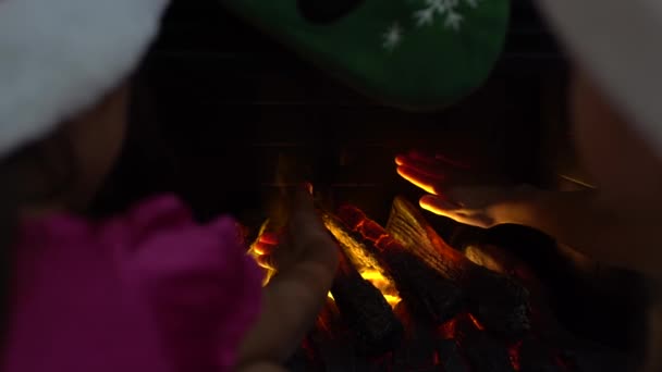 Dos Niñas Sentadas Junto Una Chimenea Casa Familiar Víspera Navidad — Vídeos de Stock